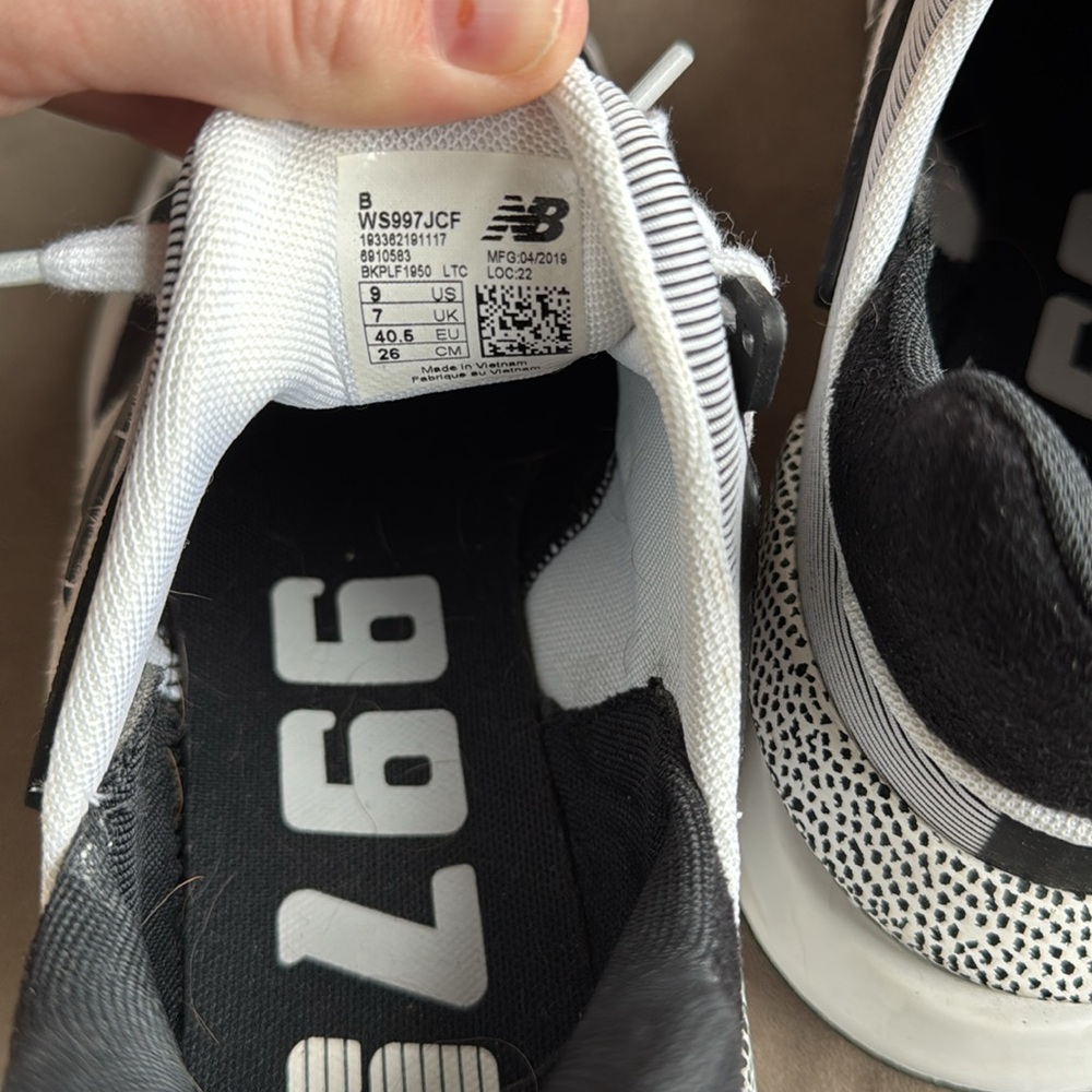 New Balance White and Black Women's Sneakers 9 - Picture 5 of 5